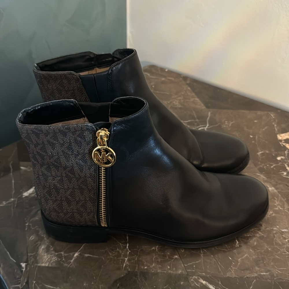 Michael Kors boots in excellent condition size 6 1/2